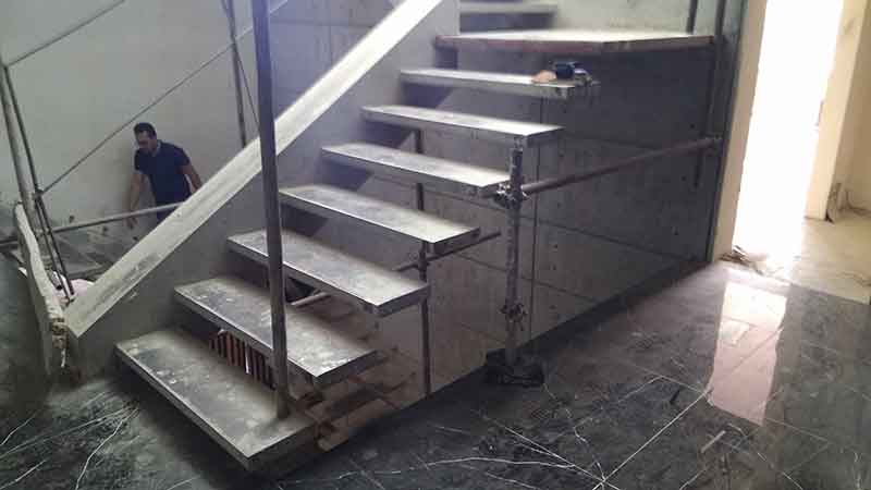 پله، کف پله و نرده فلزی و چوبی پله، کف پله و نرده فلزی و چوبی