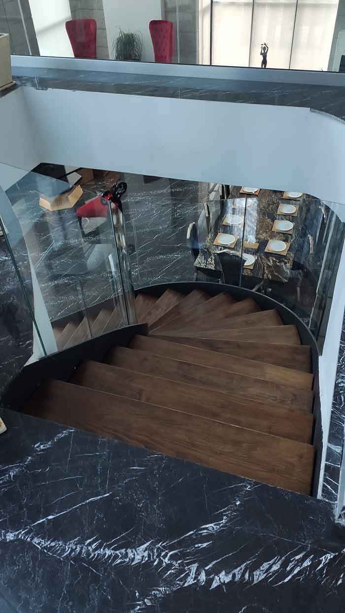 پله، کف پله و نرده فلزی و چوبی پله، کف پله و نرده فلزی و چوبی