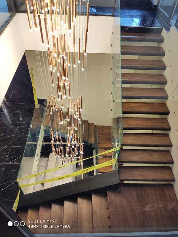 پله، کف پله و نرده فلزی و چوبی پله، کف پله و نرده فلزی و چوبی