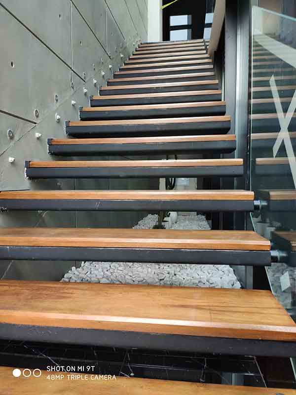 پله، کف پله و نرده فلزی و چوبی پله، کف پله و نرده فلزی و چوبی