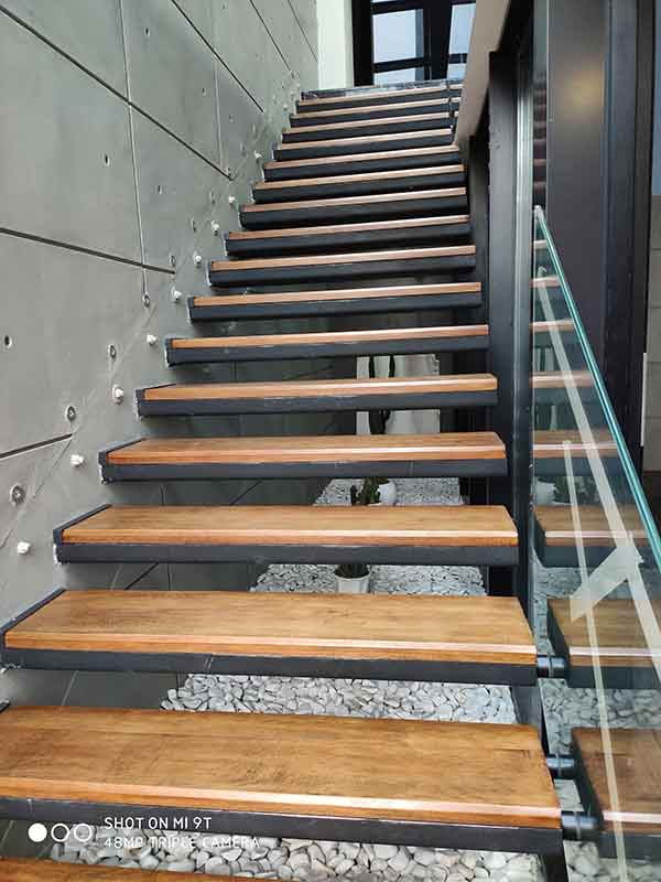 پله، کف پله و نرده فلزی و چوبی پله، کف پله و نرده فلزی و چوبی