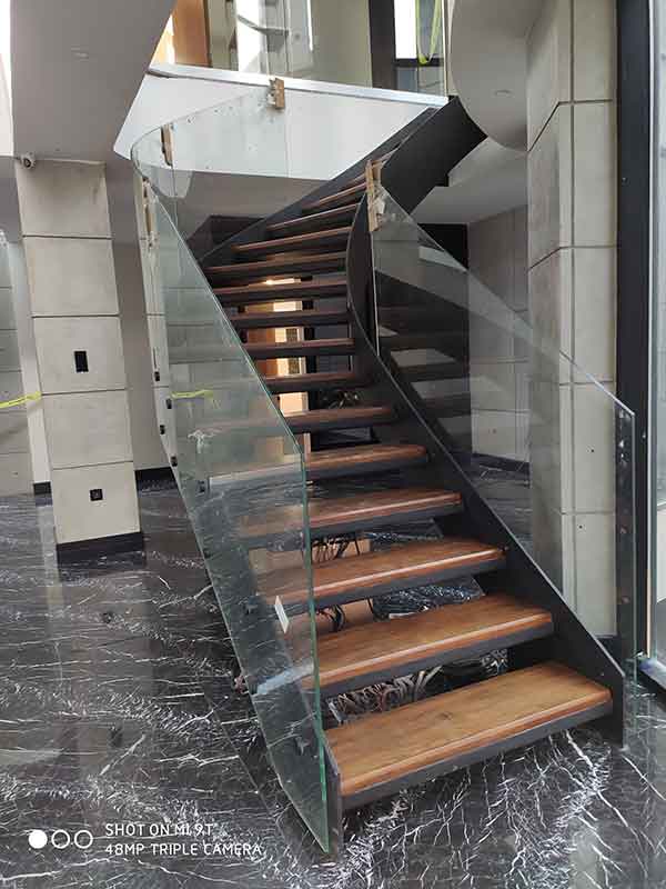 پله، کف پله و نرده فلزی و چوبی پله، کف پله و نرده فلزی و چوبی