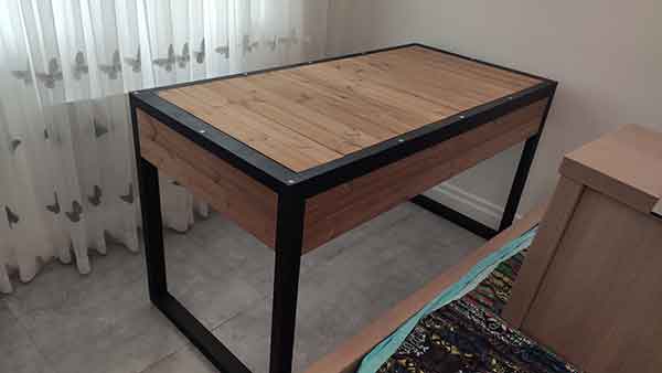 میز و صندلی و قفسه چوب و فلز میز و صندلی و قفسه چوب و فلز