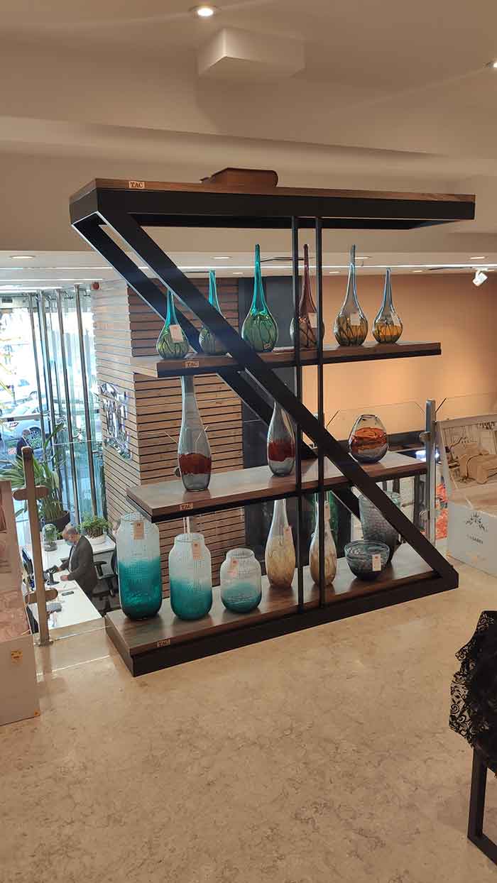 میز و صندلی و قفسه چوب و فلز میز و صندلی و قفسه چوب و فلز