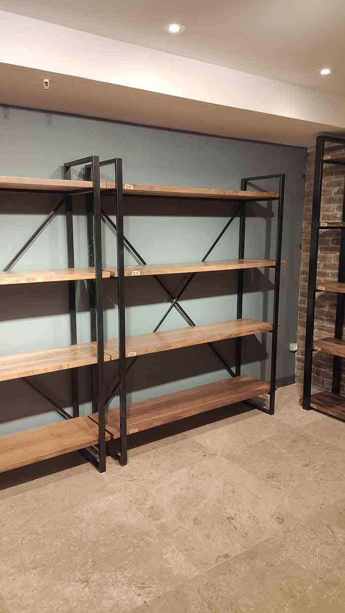 میز و صندلی و قفسه چوب و فلز میز و صندلی و قفسه چوب و فلز