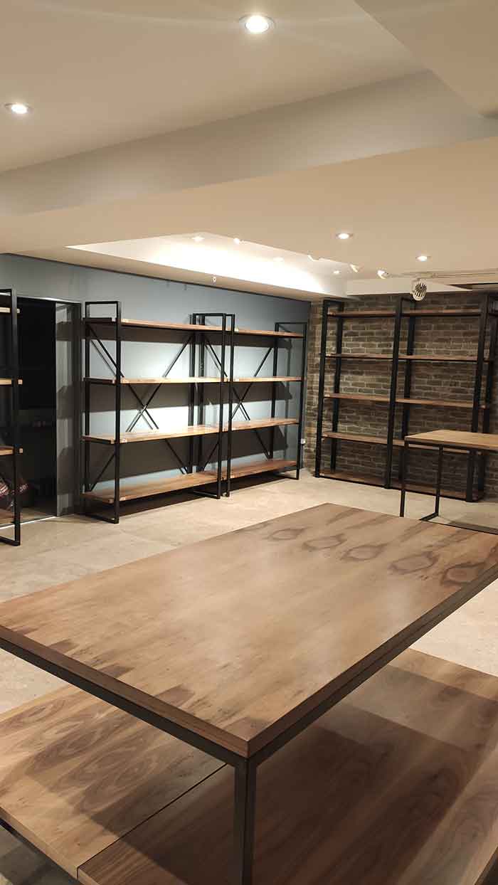 میز و صندلی و قفسه چوب و فلز میز و صندلی و قفسه چوب و فلز