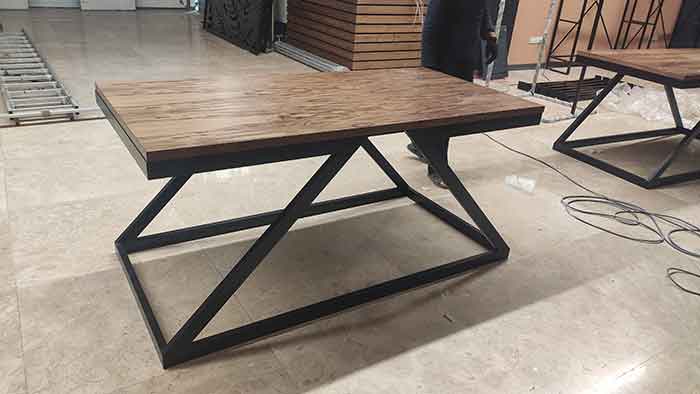 میز و صندلی و قفسه چوب و فلز میز و صندلی و قفسه چوب و فلز