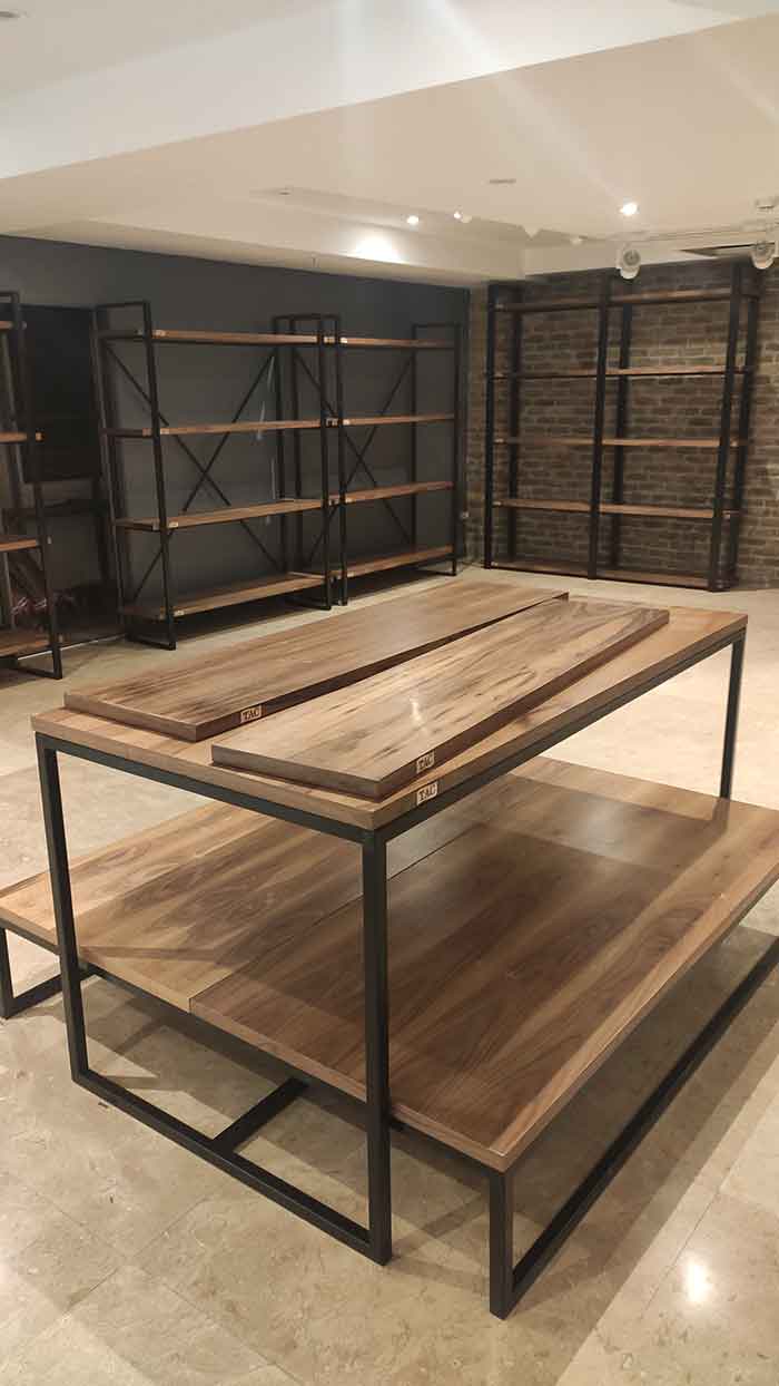 میز و صندلی و قفسه چوب و فلز میز و صندلی و قفسه چوب و فلز