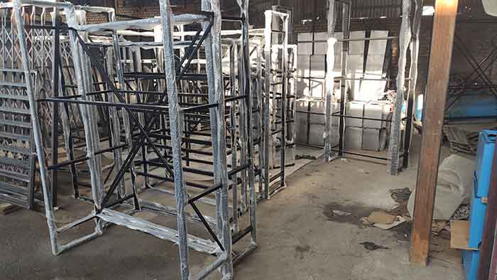 میز و صندلی و قفسه چوب و فلز میز و صندلی و قفسه چوب و فلز