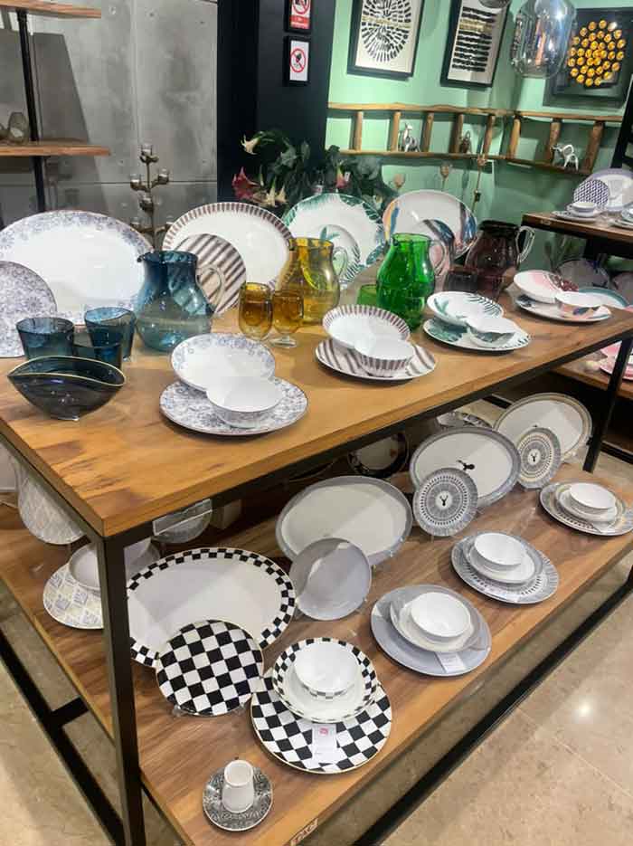 میز و صندلی و قفسه چوب و فلز میز و صندلی و قفسه چوب و فلز