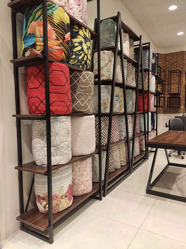 میز و صندلی و قفسه چوب و فلز میز و صندلی و قفسه چوب و فلز