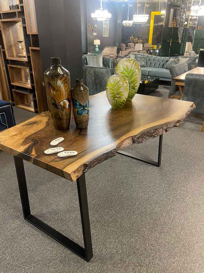 میز و صندلی و قفسه چوب و فلز میز و صندلی و قفسه چوب و فلز