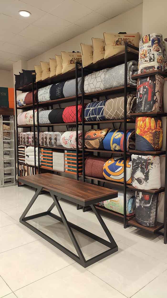 میز و صندلی و قفسه چوب و فلز میز و صندلی و قفسه چوب و فلز