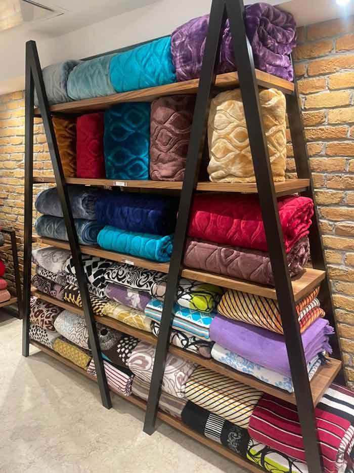 میز و صندلی و قفسه چوب و فلز میز و صندلی و قفسه چوب و فلز