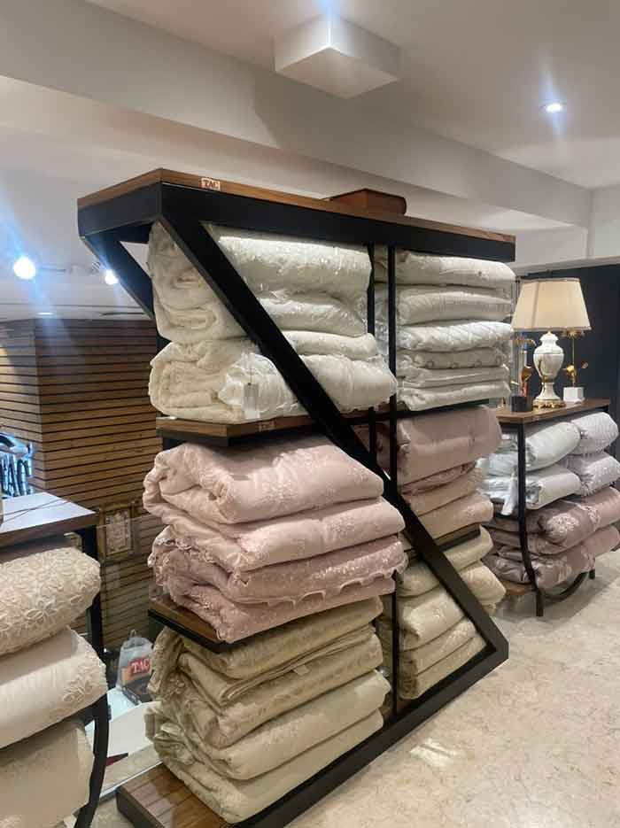 میز و صندلی و قفسه چوب و فلز میز و صندلی و قفسه چوب و فلز