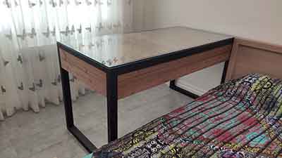 میز و صندلی و قفسه چوب و فلز میز و صندلی و قفسه چوب و فلز