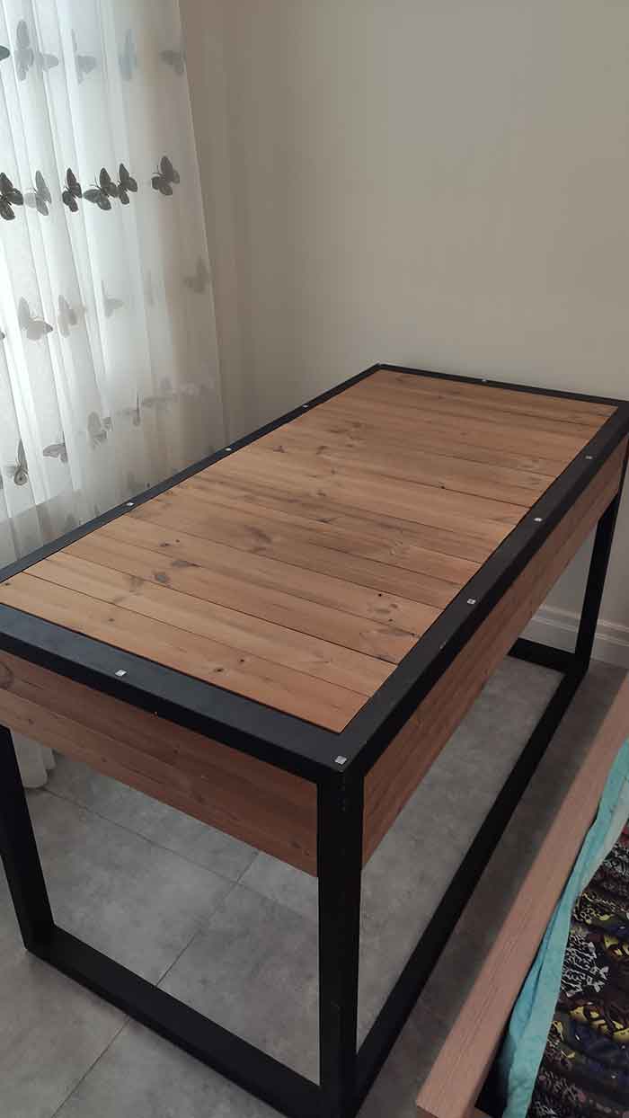 میز و صندلی و قفسه چوب و فلز میز و صندلی و قفسه چوب و فلز